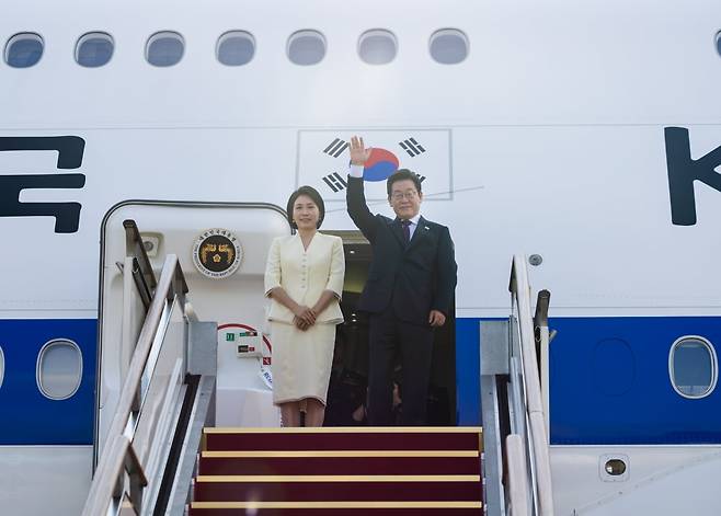 이재명 대통령과 김혜경 여사가 일본·미국 정상과 순차 정상회담 참석을 위해 지난달 23일 경기도 성남 서울공항에서출국하며 인사를 하고 있다./ 사진=뉴스1