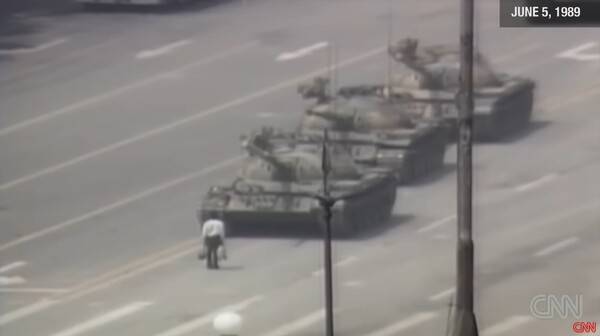 ▲CNN이 촬영한 탱크맨 영상. 사진=CNN 유튜브 화면 갈무리