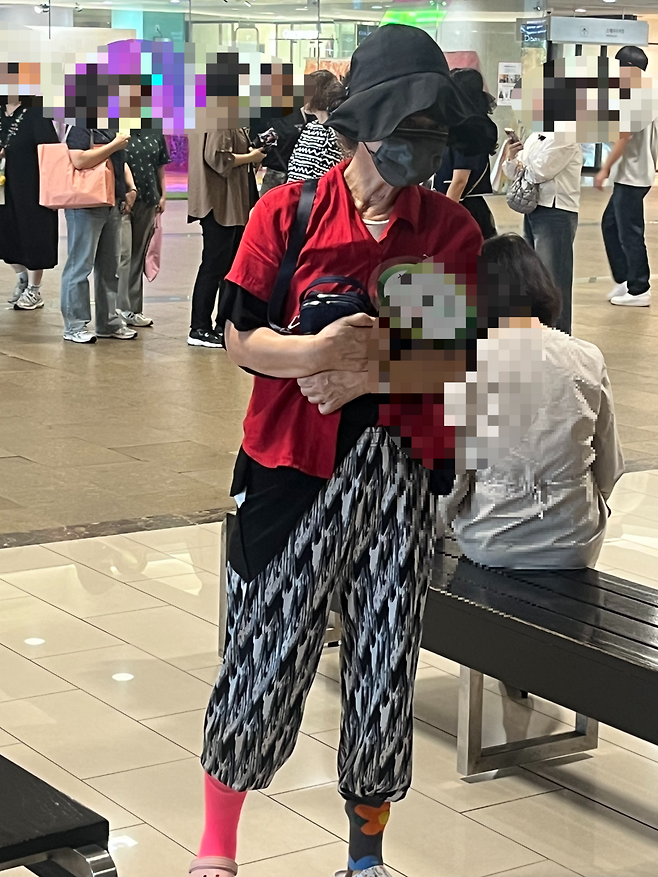 가상 치매환자가 서울 서초구 예술의 전당 지하1층에서 배회하고 있다. 박병국 기자