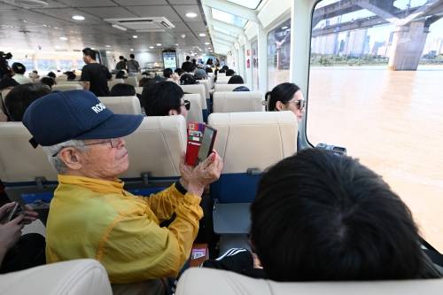21일 주말을 맞이해 서울 한강버스에 탑승한 시민들이 선실에서 창밖풍경을 감상하고 있다. 서울시 제공