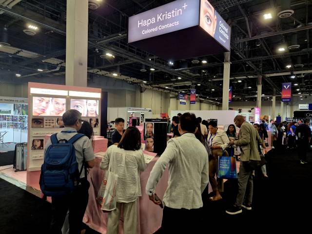 미국 라스베이거스 베네시안엑스포에서 18일(현지 시간) 개막한 '비전 엑스포 2025 웨스트'에 마련된 하파크리스틴 부스에서 관람객들이 직원들로부터 제품 설명을 듣고 있다.