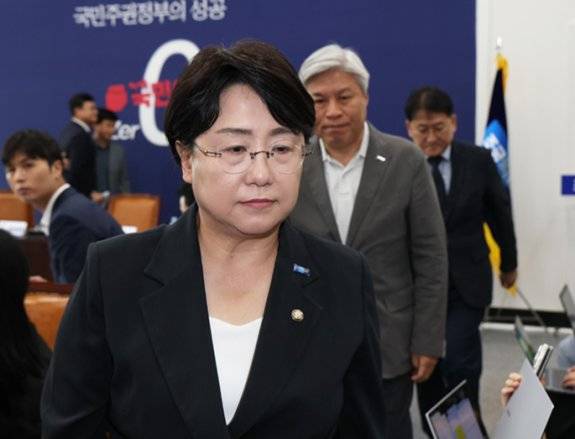 김선민 전 조국혁신당 당대표 권한대행과 당 지도부가 당내 성비위 사건과 관련해 9월 7일 국회에서 전원 사퇴를 발표한 뒤 기자회견장을 빠져나오고 있다. 동아DB