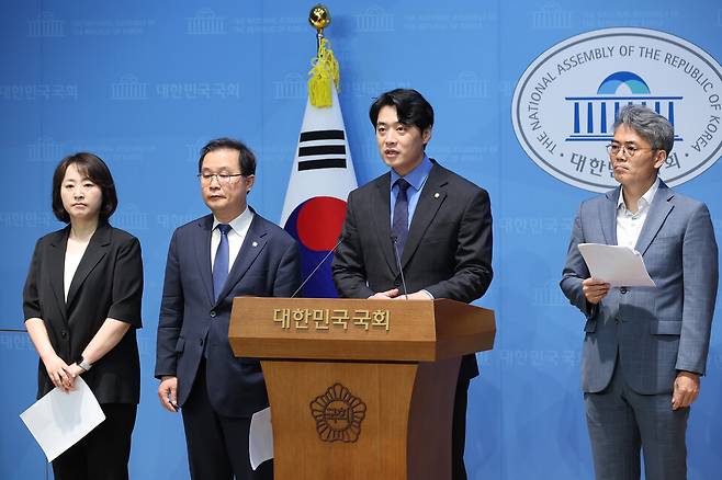 더불어민주당 정치검찰 조작기소 대응 특위 소속 의원들이 21일 서울 여의도 국회 소통관에서 대장동 사건 관련 현안 브리핑을 하고 있다. ⓒ연합뉴스