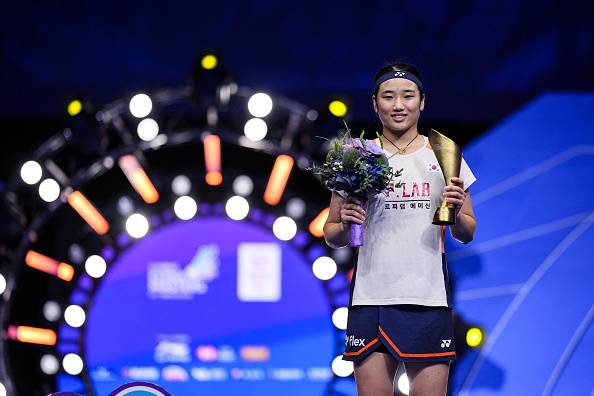안세영이 21일 2025 세계배드민턴연맹(BWF) 월드투어 슈퍼 750 중국 마스터스 대회 2연패를 달성한 뒤 우승 트로피를 들고 기념사진을 찍고 있다. 게티이미지