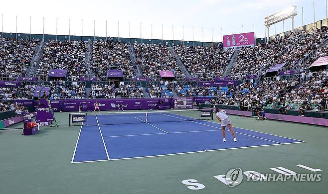 '코리아오픈 단식 결승' (서울=연합뉴스) 이동해 기자 = 21일 오후 서울 송파구 올림픽공원 테니스경기장에서 여자프로테니스(WTA) 투어 코리아오픈 이가 시비옹테크(2위·폴란드)와 에카테리나 알렉산드로바(11위·러시아)와의 단식 결승이 펼쳐지고 있다. 2025.9.21 eastsea@yna.co.kr
