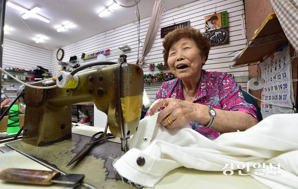 6·25 전쟁 직후 이북에서 내려와 양키시장에 터를 잡고 ‘평양양복점(평양수선집)’을 운영해 온 정정숙(94)씨. 정씨는 양키시장의 마지막을 지킨 1세대 최고참 상인이다. 양키시장 인근으로 자리를 옮겨 수선가게를 계속 운영하고 있는 정씨가 100년이 넘은 중고 ‘미싱기’ 앞에서 웃음짓고 있다. 2025.9.16 /조재현기자 jhc@kyeongin.com