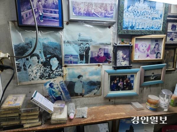 동인천 양키시장의 1세대 최고참 정정숙(94)씨의 ‘평양수선집’ 한편에는 가족들과의 추억, 세월이 담긴 사진액자가 걸려있다. 2025.3.13 /유진주기자 yoopearl@kyeongin.com