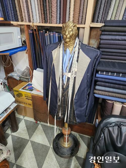 1984년 양키시장에 터를 잡은 원단집 ‘제일모직’의 40여년 된 양복걸이. 2025.3.13 /유진주기자 yoopearl@kyeongin.com