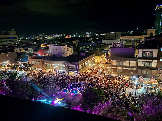 지난 20일 인천 중구 개항장 문화지구 일원에서 열린 올해 2회차 '국가유산 야행'에 많은 인파가 운집해 있다. 사진=중구청