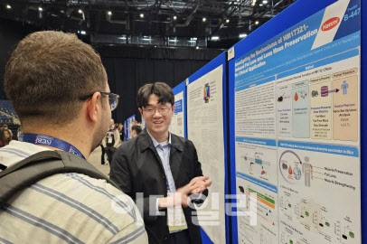 Seunghwan Jung, Senior Researcher at Hanmi Pharmaceutical’s R&D Center, is presenting the key research findings of the novel obesity treatment HM17321, based on a poster, to attendees at the ‘ISMB/ECCB 2025’ held in Liverpool, UK, on July 22 (local time). (Photo=Hanmi Pharmaceutical)
