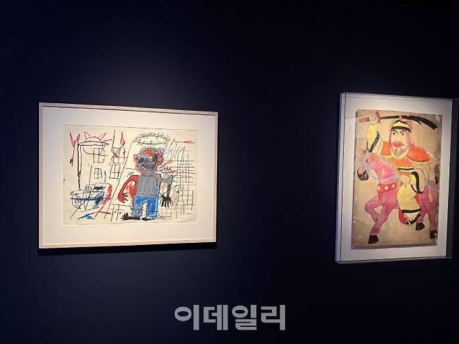 장 미셸 바스키아의 작품과 함께 전시된 작자 미상의 ‘최영 장군’(연도 미상, 오른쪽). (사진=장병호 기자)
