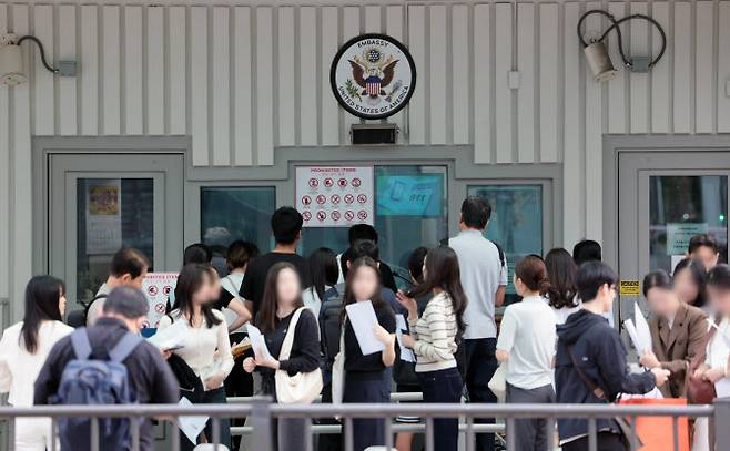 22일 서울 종로구 미국대사관 앞에서 비자를 발급받으려는 시민들이 줄을 서고 있다. (사진=연합뉴스)