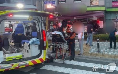 22일 경찰과 소방 당국이 차량 돌진 현장에 출동해 사고를 수습하는 모습. (해운대 경찰서 제공. 재판매 및 DB 금지)