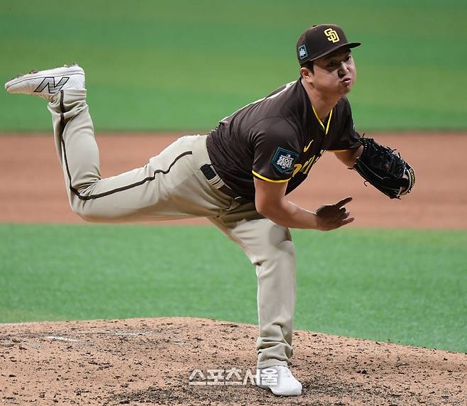 샌디에이고 고우석이 18일 서울 고척스카이돔에서 열린 ‘메이저리그 월드투어 서울 시리즈 2024’ LG와 경기에서 9회말 등판해 투구하고 있다. 사진 | 스포츠서울DB