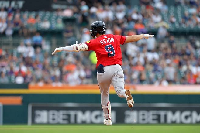 김하성이 22일(한국시각) 코메리카파크에서 열린 디트로이트전에서 4회 좌중월 솔로홈런을 터뜨린 뒤 양팔을 벌린 채 베이스를 돌고 있다. AFP연합뉴스