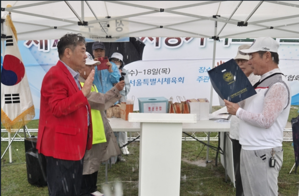 대회 전 참가 선수들이 페어플레이를 다짐하는 선서식을 하고 있다.