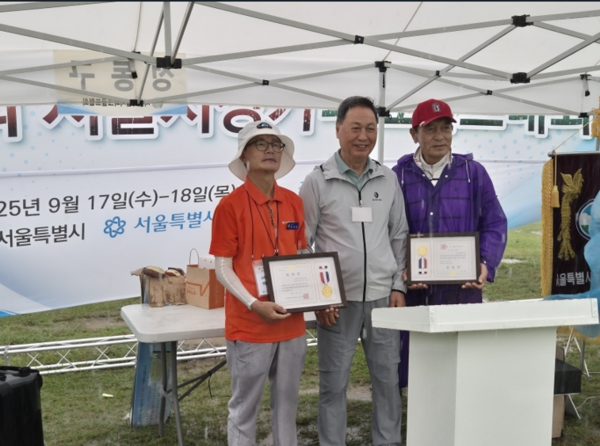 강태선 서울시체육회 회장이 파크골프 발전 공로자에게 표창장을 전달하고 있다. 왼쪽부터 박영일 서울시파크골프협회 심판위원장, 강태선 회장, 최기석 동대문파크골프협회장. 사진=서울시파크골프협회 제공