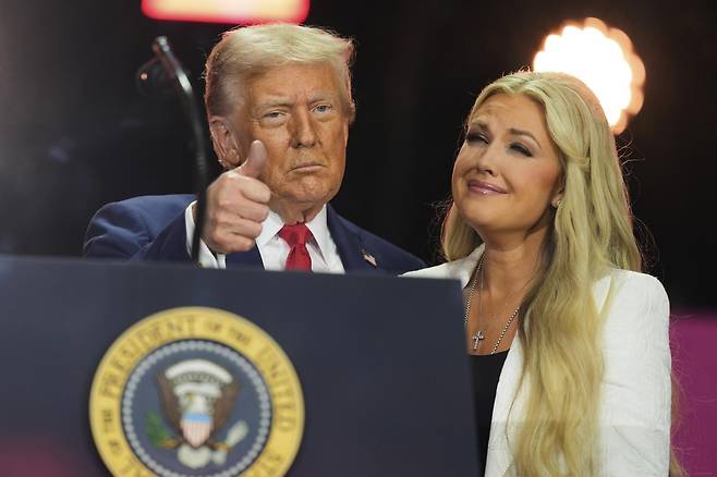 21일 미 애리조나주 글렌데일의 스테이트팜 스타디움에서 열린 찰리 커크 추모식에서 도널드 트럼프 미 대통령(왼쪽)과 커크의 아내 에리카가 함께 연단에 올라 포즈를 취하고 있다. 글렌데일=AP 뉴시스