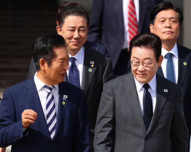 유엔총회 참석차 출국하는 이재명 대통령이 22일 성남 서울공항에서 공군 1호기로 향하며 더불어민주당 정청래 대표와 대화하고 있다. 연합뉴스