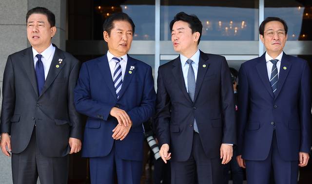 더불어민주당 김병기 원내대표(왼쪽부터), 정청래 대표, 강훈식 비서실장, 우상호 정무수석이 22일 성남 서울공항에서 유엔총회 참석차 출국하는 이재명 대통령과 김혜경 여사가 탑승한 공군 1호기의 이륙을 기다리며 이야기를 나누고 있다. 연합뉴스