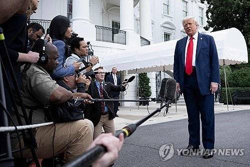취재진과 문답하는 도널드 트럼프 미국 대통령. 연합뉴스