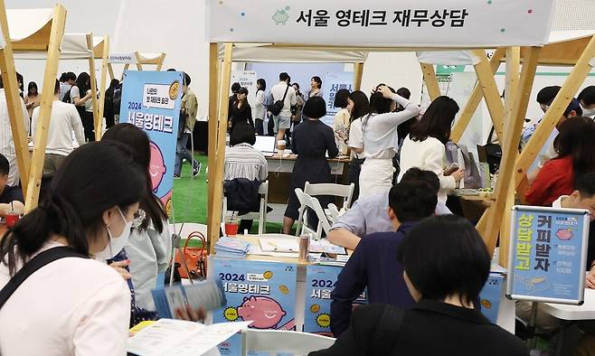 지난해 4월 서울 동대문디자인플라자(DDP) 아트홀 2관에서 열린 청년정책 박람회 ‘청년, 바라봄’ 행사에 많은 청년이 참여해 관심을 끌고 있다. 연합뉴스