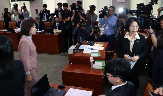 추미애 국회 법제사법위원장이 22일 국회 법사위 전체회의에서 정회를 선포한 뒤 회의장을 나서고 있다. 뉴시스