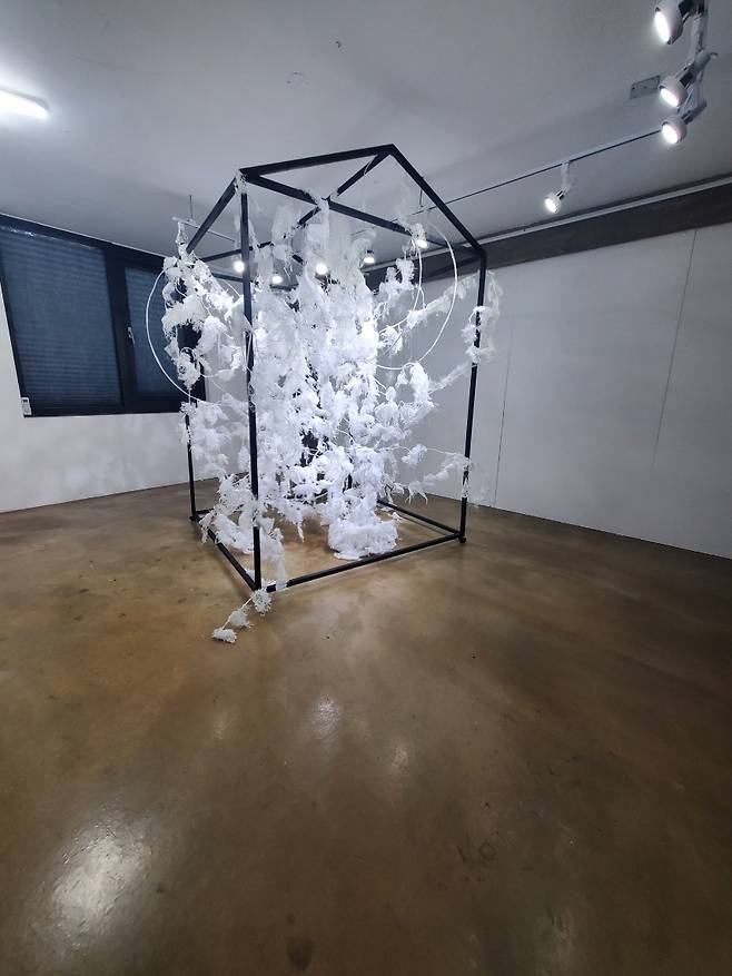 갤러리 한가운데 설치된 ‘Moving White Garden–Yeon dong’ 전경.