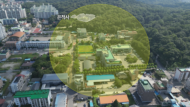 전북 군산시에 은적사라는 절이 있습니다. 은적사에서 200미터 정도 떨어진 곳에는 ㅇㅇ노인요양원이 있습니다. 요양원에서 남쪽으로 200미터가량 걸어가면 A 건설업체가 있습니다.