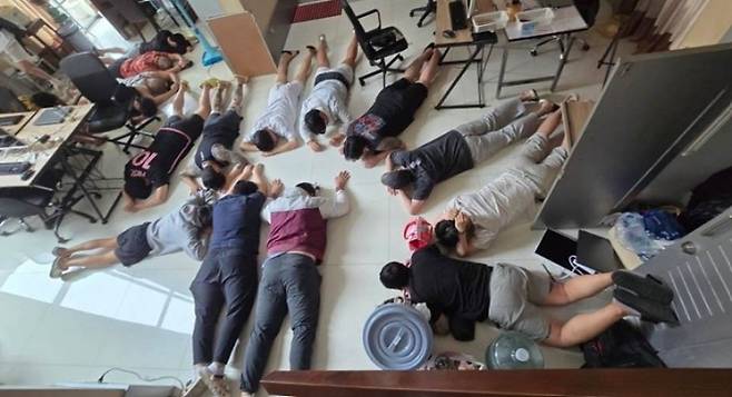 지난 6월 21일 태국 파타야 풀빌라 단지에 마련된 사기 사무실에서 한국인 조직원들이 검거된 장면./사진=경찰청 제공