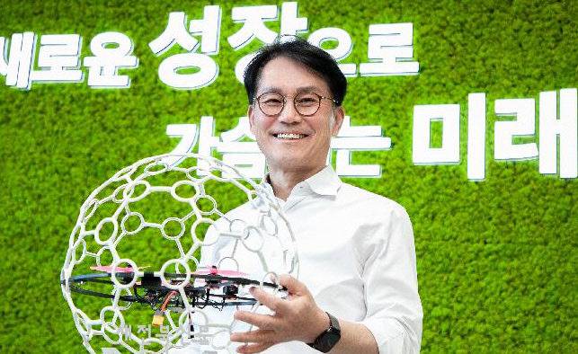 세계 최초로 드론축구를 개발한 노상흡 국제드론축구연맹(FIDA) 회장이 드론축구볼을 들어 보이고 있다. 캠틱종합기술원 제공