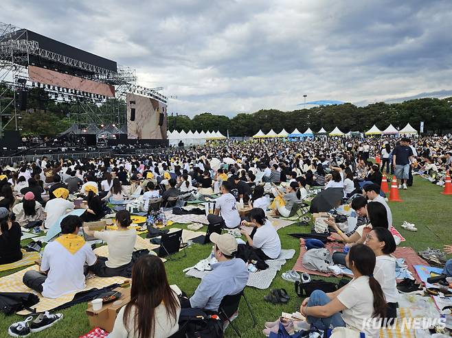 20일 서울 송파구 올림픽공원 88잔디마당에서 열린 ‘KB 조이올팍 페스티벌’ 첫날, 관객들이 돗자리를 펴고 앉아 공연을 즐기고 있다. 최은희 기자