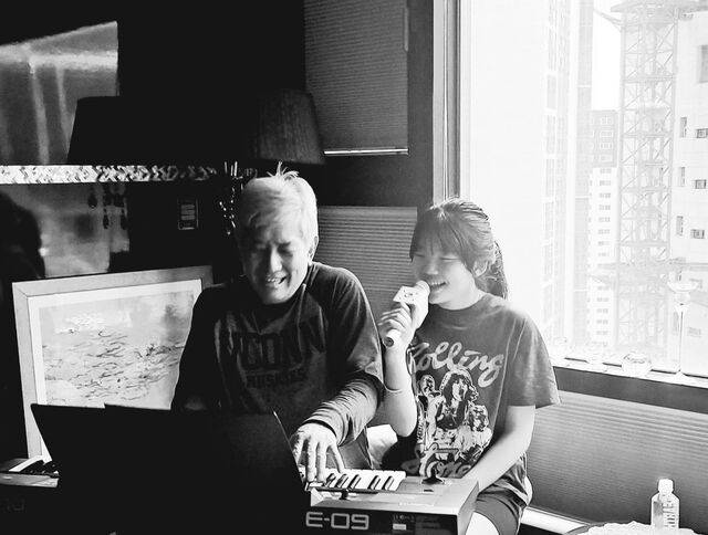 2023년 경기도 김포 자택에서 피아노를 치는 뮤지션 지노박 곁에서 딸 예원이가 노래하고 있다. 지노박 제공