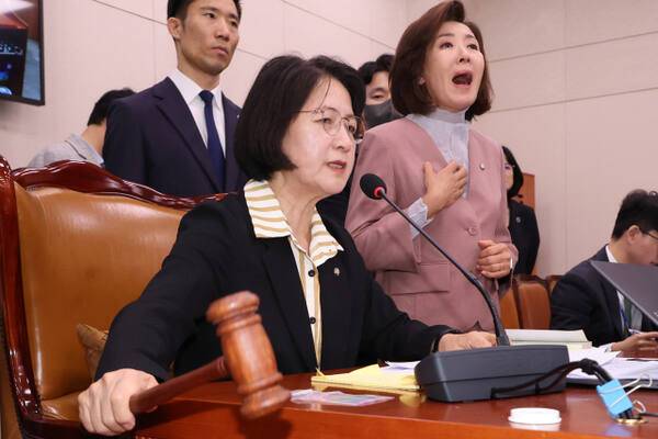 22일 서울 여의도 국회 법제사법위원회에서 열린 '건진법사 관봉권 띠지' 분실 관련 검찰개혁 입법청문회에서 국민의힘 나경원 의원이 더불어민주당 소속 추미애 위원장의 질서유지권 발동에 항의하고 있다.연합뉴스