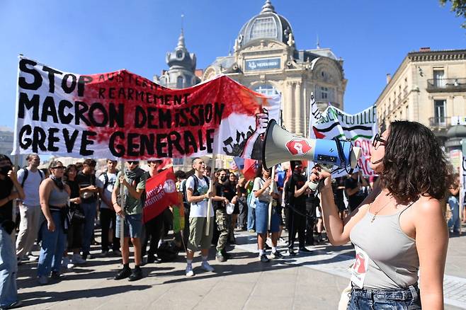 지난 18일 프랑스 몽펠리에에서 열린 시위에서 한 시위자가 정부의 '공포의 예산안'에 항의하며 확성기로 반정부 구호를 외치고 있다. AFP연합뉴스