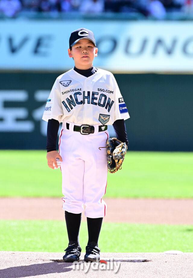 SSG 김광현의 아들 김민재가 마운드에 서서 다부진 표정으로 시구 준비를 하고 있다.