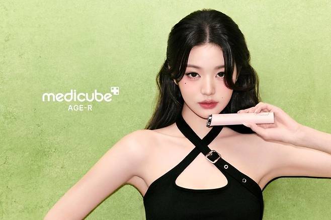 에이피알의 뷰티 디바이스 브랜드 메디큐브 에이지알(AGE-R) '부스터 프로 미니 플러스'.(사진=에이피알 제공) *재판매 및 DB 금지
