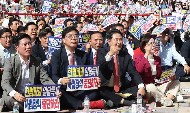 장동혁 국민의힘 대표와 송언석 원내대표를 비롯한 국민의힘 관계자들이 21일 대구 동구 동대구역 광장에서 열린 야당탄압·독재정치 국민 규탄대회에 참석해 구호를 외치고 있다. 뉴시스