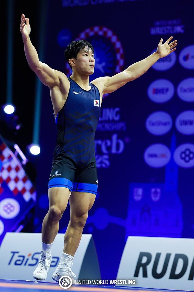 한국 레슬링 국가대표 정한재가 20일(한국시간) 크로아티아 자그레브 아레나에서 열린 2025 세계레슬링연맹(UWW) 세계선수권대회 남자 그레코로만형 63㎏급 8강에서 러시아 출신 개인중립선수 세르게이 예멜린을 꺾은 뒤 기뻐하고 있다. UWW 홈페이지