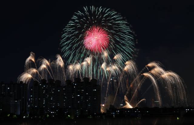 서울 여의도 한강공원 일대에서 열린 '2023 서울세계불꽃축제'에서 한국팀(한화)의 불꽃들이 밤하늘을 수놓고 있다. 뉴스1