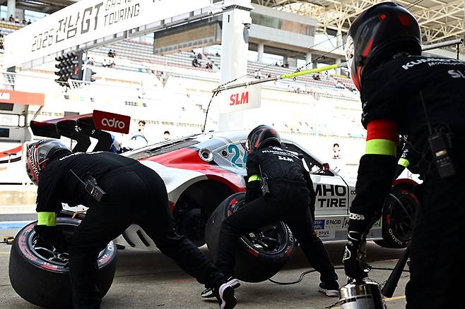 이창욱과 금호 SLM은 타이어 교체로 후반에도 페이스를 끌어 올렸다. 사진: 김학수 기자