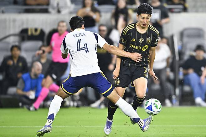 LAFC 손흥민이 22일 미국 캘리포니아주 로스앤젤레스의 BMO 스타디움에서 열린 레알 솔트레이크와의 2025 MLS 정규리그 홈 경기에서 돌파를 시도하고 있다. 로스앤젤레스 | Imagn Images연합뉴스