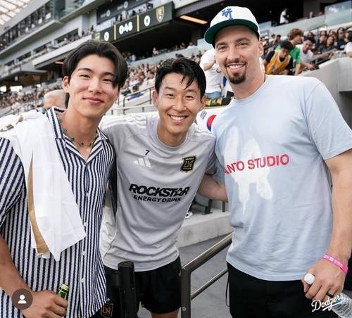 LA 다저스 김혜성(왼쪽)이 22일 팀 동료 블레이크 스넬(오른쪽)과 함께 LAFC 홈경기장을 찾아 손흥민을 만나 기념사진을 찍었다. 다저스 SNS