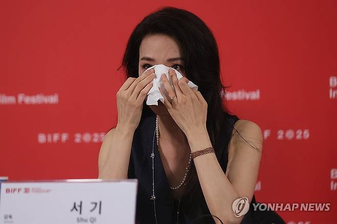 서기 감독, 눈물의 기자회견 (부산=연합뉴스) 류효림 기자 = 서기 배우 겸 감독이 22일 부산 해운대구 우동 영화의전당에서 열린 제30회 부산국제영화제 경쟁 부문 '소녀' 기자회견 도중 눈물을 흘리고 있다. 2025.9.22 ryousanta@yna.co.kr