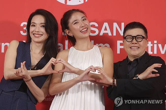 부산국제영화제 경쟁 부문 '소녀' 기자회견 (부산=연합뉴스) 류효림 기자 = 서기 감독(왼쪽부터), 배우 주엠 바바, 예쥐펑 프로듀서가 22일 부산 해운대구 우동 영화의전당에서 열린 제30회 부산국제영화제 경쟁 부문 '소녀' 기자회견에서 포즈를 취하고 있다. 2025.9.22 ryousanta@yna.co.kr