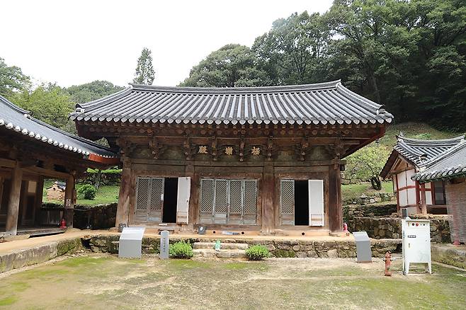 우화루와 마주보고 있는 극락전은 정면 3칸 측면 3칸의 다포계 맞배지붕이지만 우리나라에서는 유일한 백제계 건축양식인 하앙구조(下昻構造)를 가지고 있는 귀중한 건축물이다.