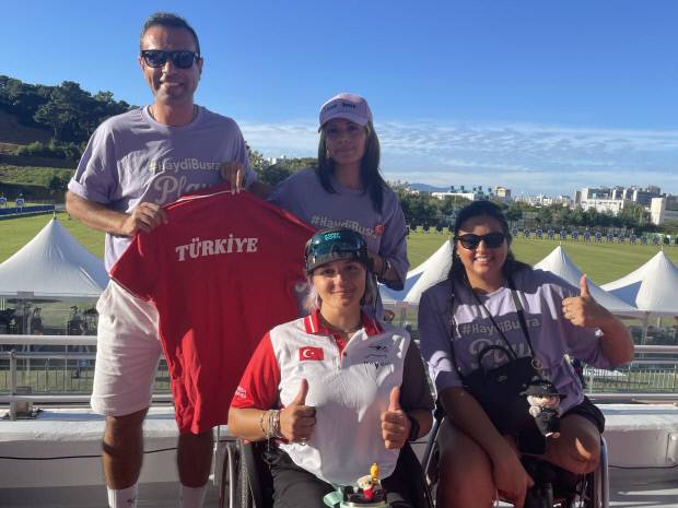 2025 세계장애인양궁선수권대회 여자 개인 컴파운드 오픈 예선을 통과한 튀르키예의 부슈라 팟마 윈(앞줄 왼쪽)과 그를 응원하러 온 오스만 윌디(왼쪽부터), 아이다누르 졸락, 나즈와 아완이 포즈를 취하고 있다.