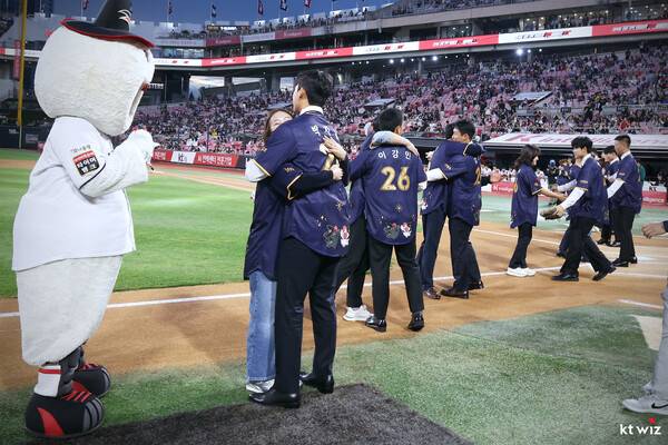 23일 시구, 시포 행사를 마친 신인 선수들과 부모님. (사진=KT위즈)