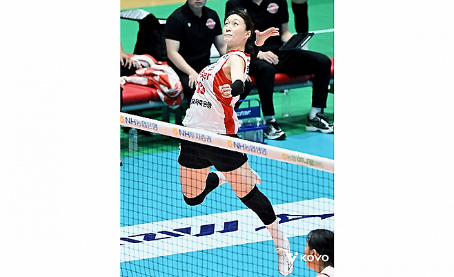 여자프로배구 페퍼저축은행 AI페퍼스의 박은서가 23일 여수 진남체육관에서 열린 ‘2025 여수·NH농협컵 프로배구대회’ 흥국생명과 경기에서 오픈을 시도하고 있다 KOVO제공.