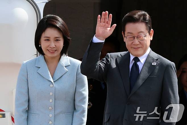 이재명 대통령과 부인 김혜경 여사가 미국 뉴욕에서 열리는 제80차 유엔총회 참석을 위해 22일 오전 경기도 성남 서울공항을 통해 출국하며 인사를 하고 있다. 2025.9.22/뉴스1 ⓒ News1 황기선 기자
